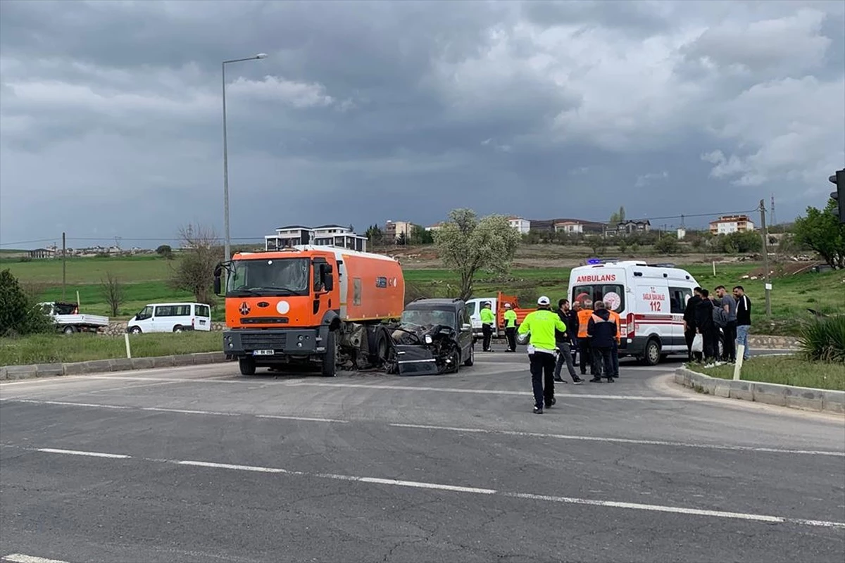 Elazığ\'da hafif ticari araç ile yol süpürme aracının çarpışması sonucu 5 kişi yaralandı