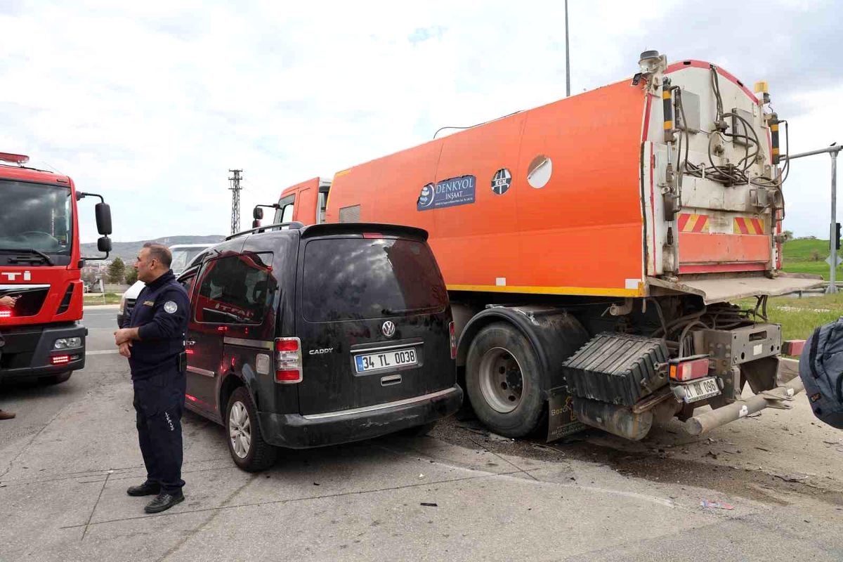 Elazığ\'da Hafif Ticari Araç Temizlik Kamyonuna Çarptı: 5 Yaralı