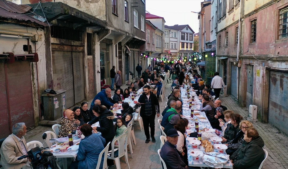 Giresun\'da Mahalle Halkının Yaptığı İftar Sofrası Kaynaşmayı Sağlıyor