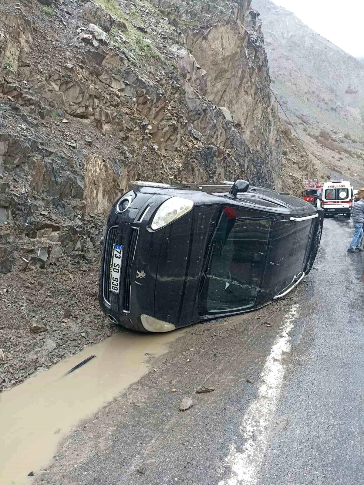 Hakkari\'de Yan Yatan Kamyonet Kazasında 5 Kişi Yaralandı