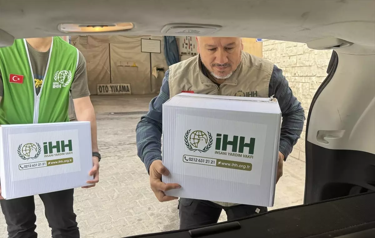 Nevşehir\'de Optik Dükkanı İşleten Ali Akarsu, İhtiyaç Sahibi Ailelere Gıda Paketi Dağıtıyor