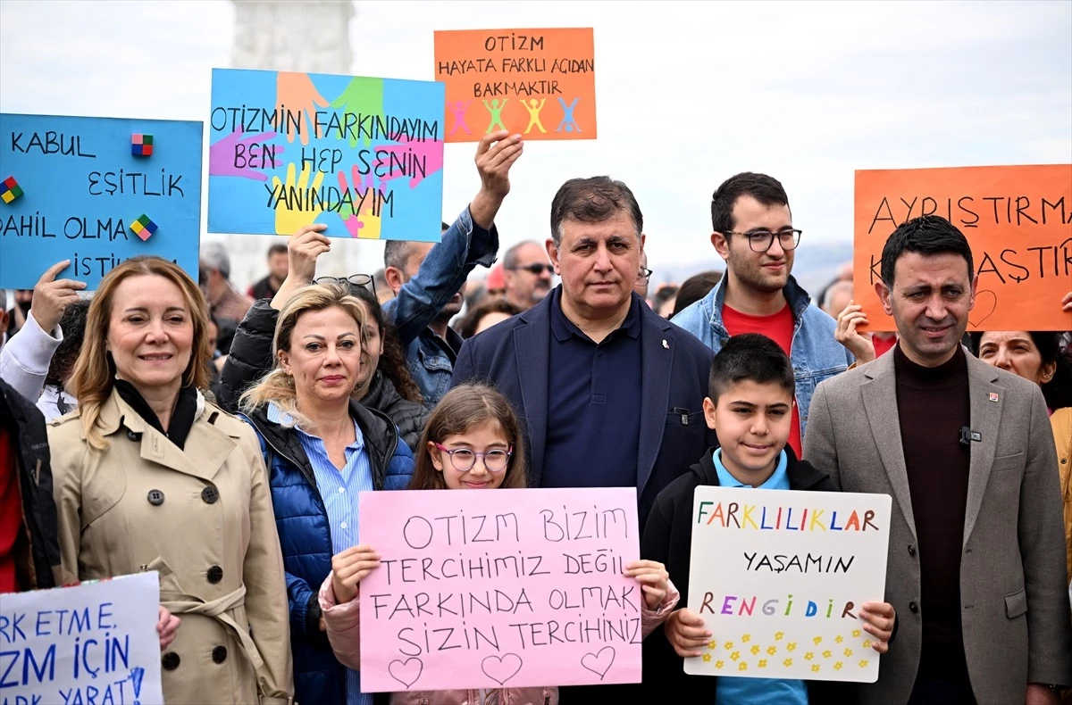 İzmir\'de Otizmli Bireyler ve Aileleri İçin Yürüyüş Gerçekleştirildi