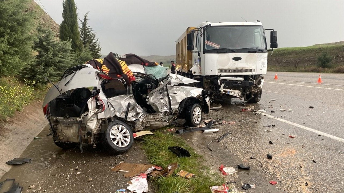 Adıyaman\'da Kamyon ile Otomobil Çarpışması Sonucu 2 Genç Hayatını Kaybetti