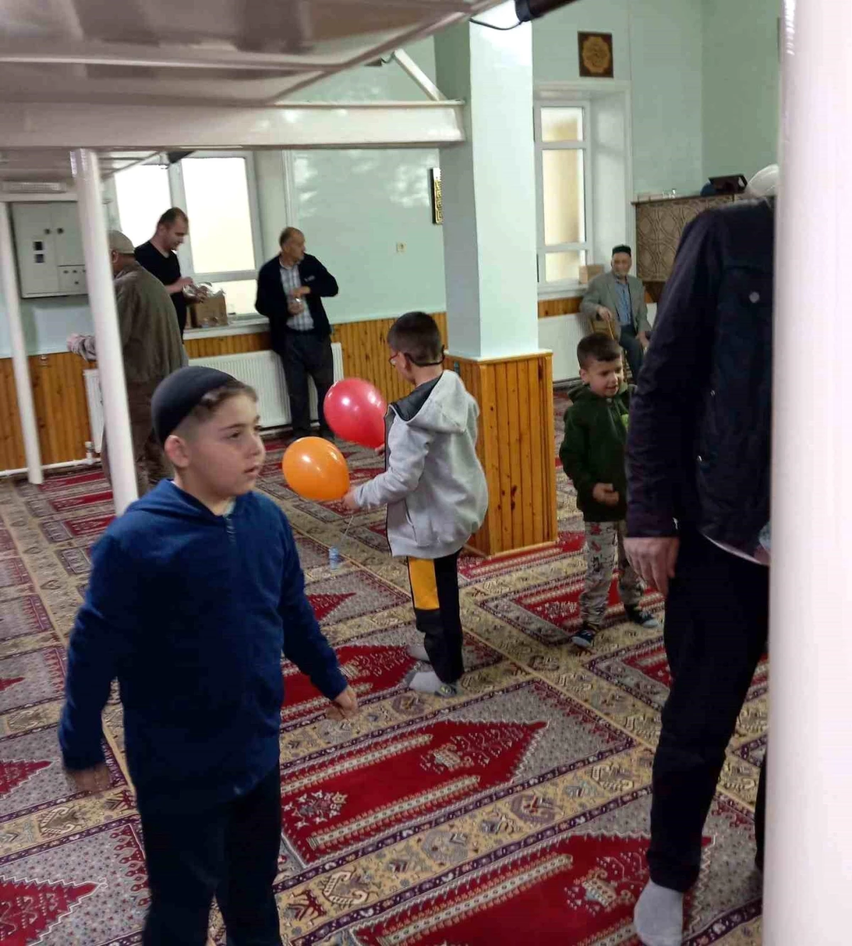 Konya\'da çocuklar teravih namazı sonrası hediyelerle ödüllendirildi
