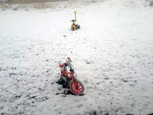 Kars'ta nisanda kar yağdı! Her taraf beyaza büründü Kars'ta nisanda kar yağdı! Her taraf beyaza büründü