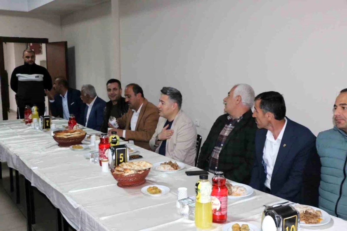 Bitlis\'te Kaymakam Özçelik, Seçilen İl Genel Meclis Üyeleri ve Muhtarlarla İftar Yaptı