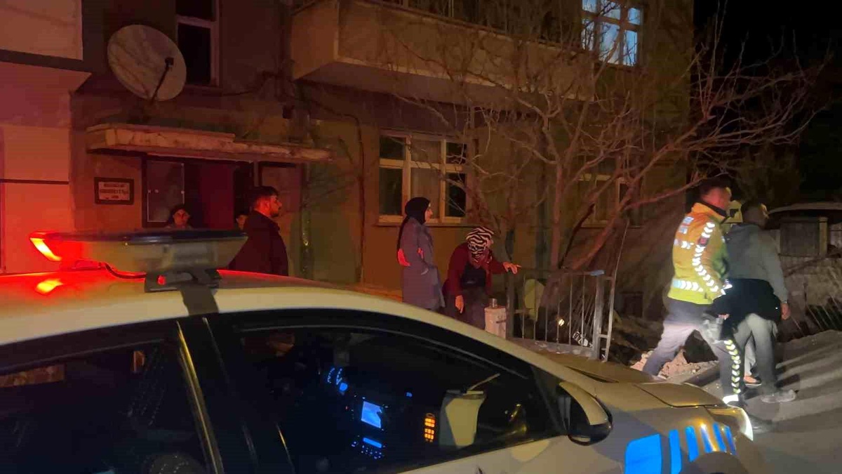 Nevşehir\'de Kontrolden Çıkan Otomobil Bahçe Duvarını Aşarak Devrildi