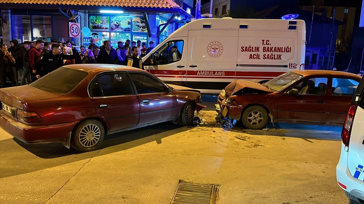 Konya\'da 2 otomobilin çarpıştığı kazada 6 kişi yaralandı