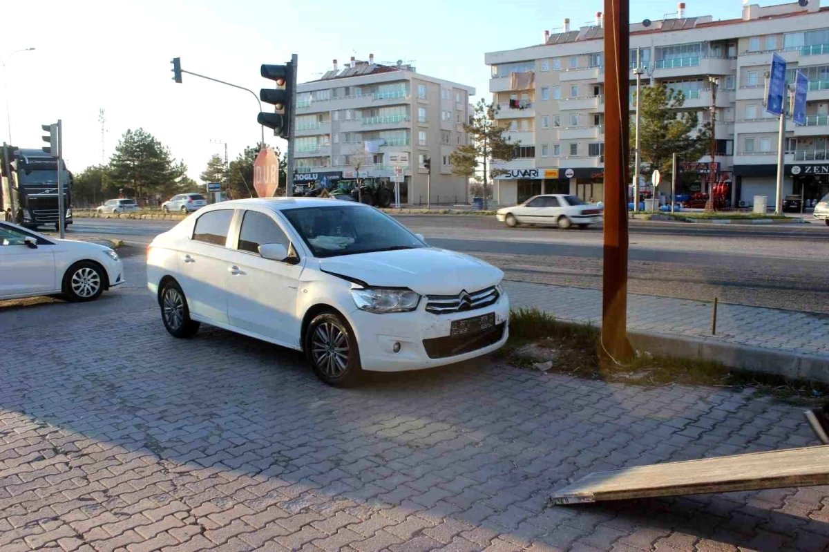 Konya\'da üç aracın karıştığı trafik kazasında 3 kişi yaralandı