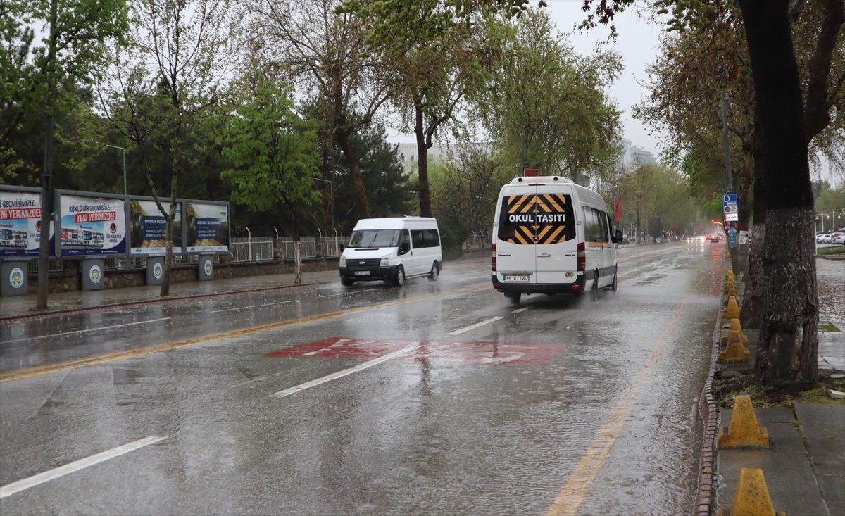 Malatya\'da Sağanak Nedeniyle Su Birikintileri Oluştu