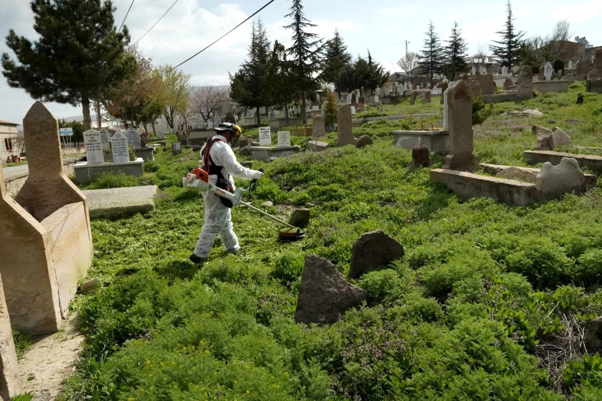 Melikgazi Belediyesi Mezarlıklarda Bayram Temizliği Yaptı