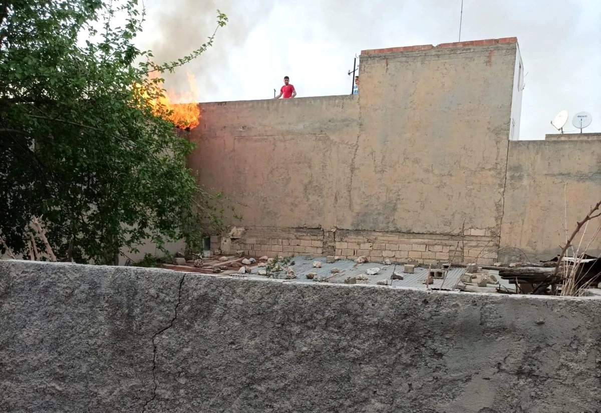 Mardin Nusaybin\'de bir evin damında çıkan yangında eşyalar kullanılamaz hale geldi