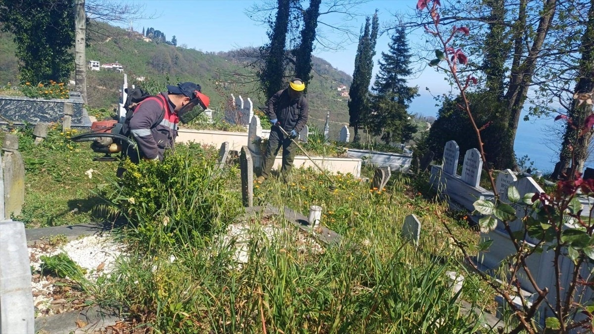 Ordu\'da mezarlık ve şehitliklerde Ramazan Bayramı öncesi temizlik ve bakım çalışmaları yapılıyor