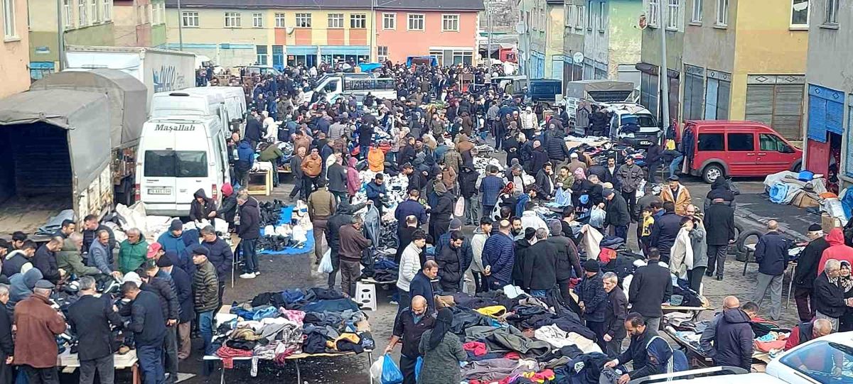 Erzurum\'da Bayram Öncesi Pazarlarda Yoğunluk