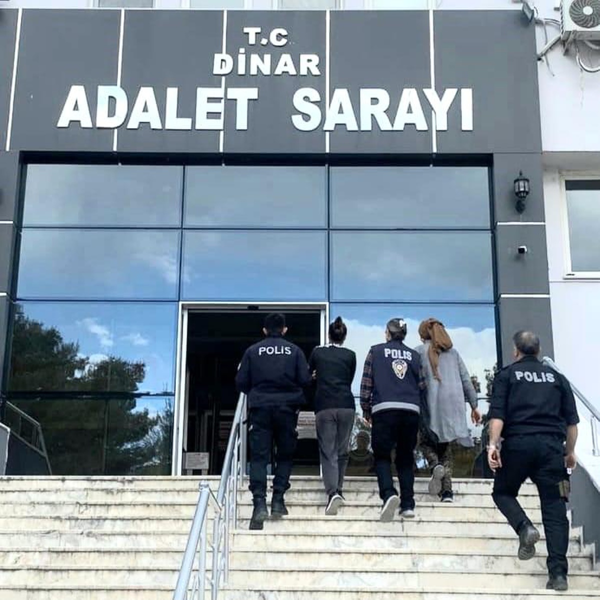 Afyonkarahisar\'da Semt Pazarlarında Yankesicilik Yapan İki Kadın Yakalandı