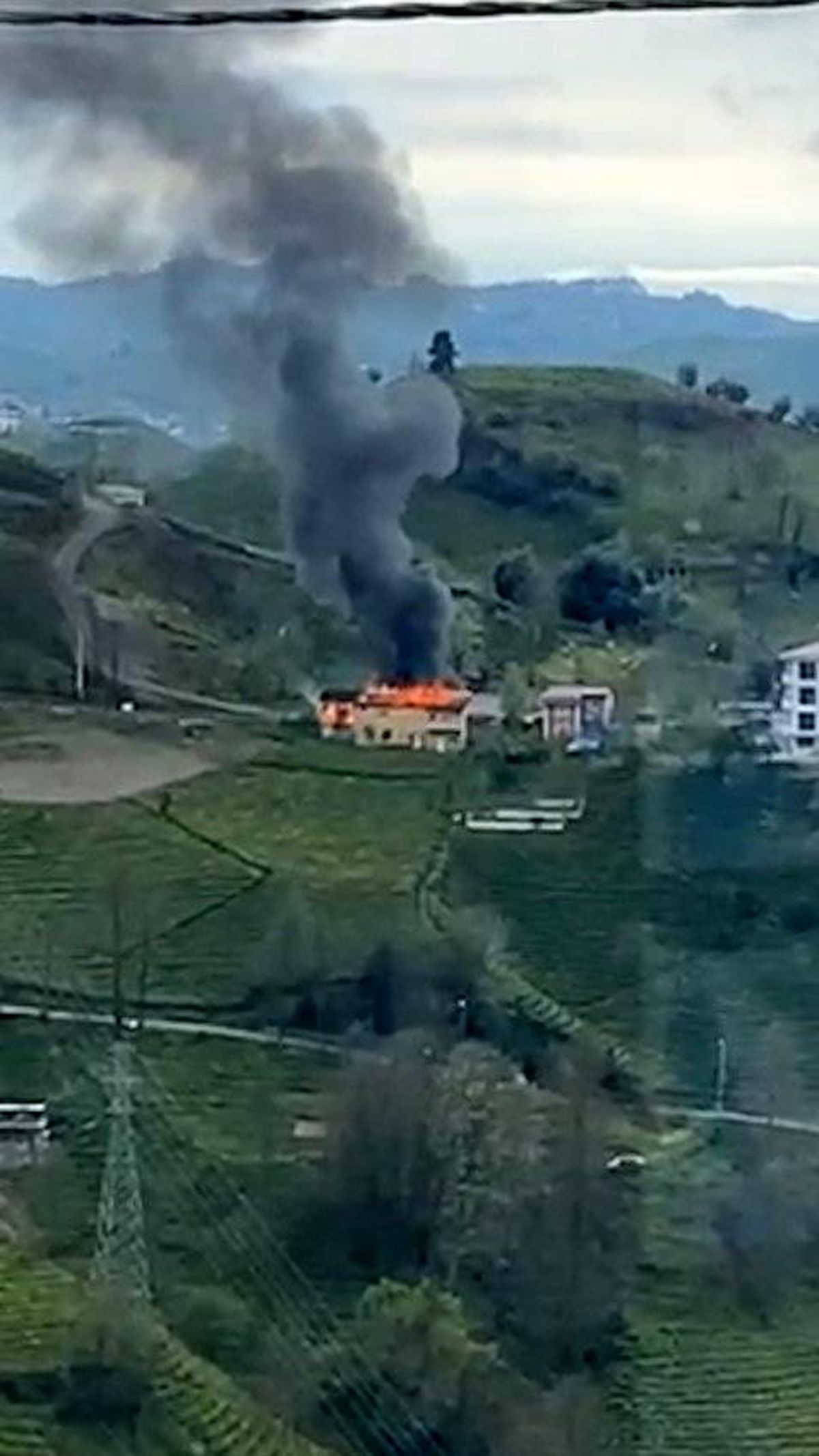 Rize\'de bir evin çatısında çıkan yangın söndürüldü
