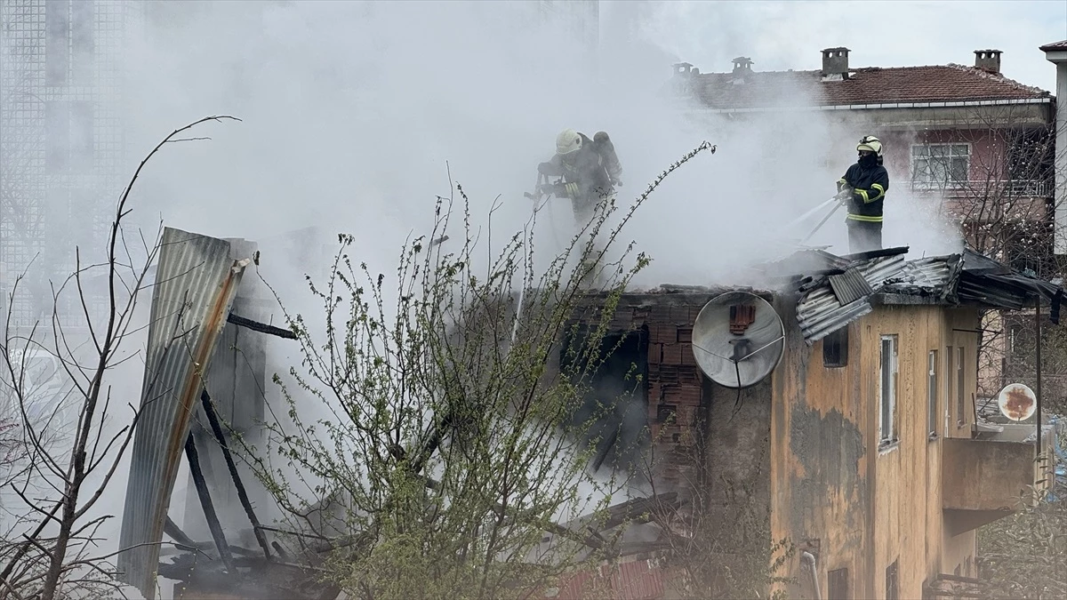 Rize\'de bir evin çatısında çıkan yangın söndürüldü