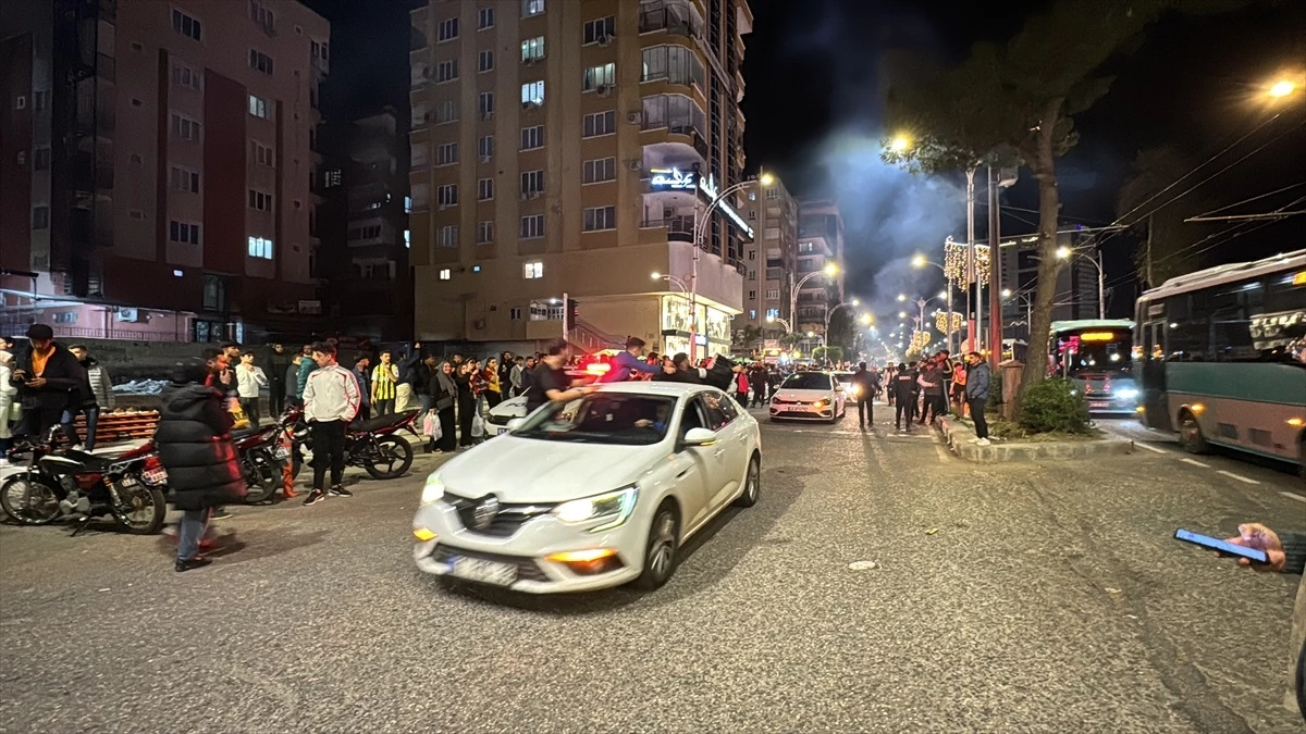 Galatasaraylı Taraftarlar, Fenerbahçe\'nin Sahadan Çekilmesini Kutladı