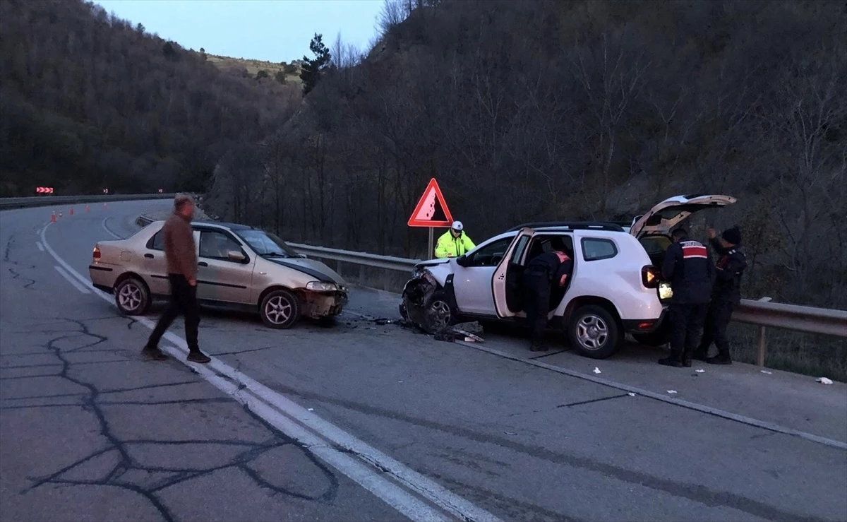 Sinop\'ta iki otomobilin çarpıştığı kazada 6 kişi yaralandı