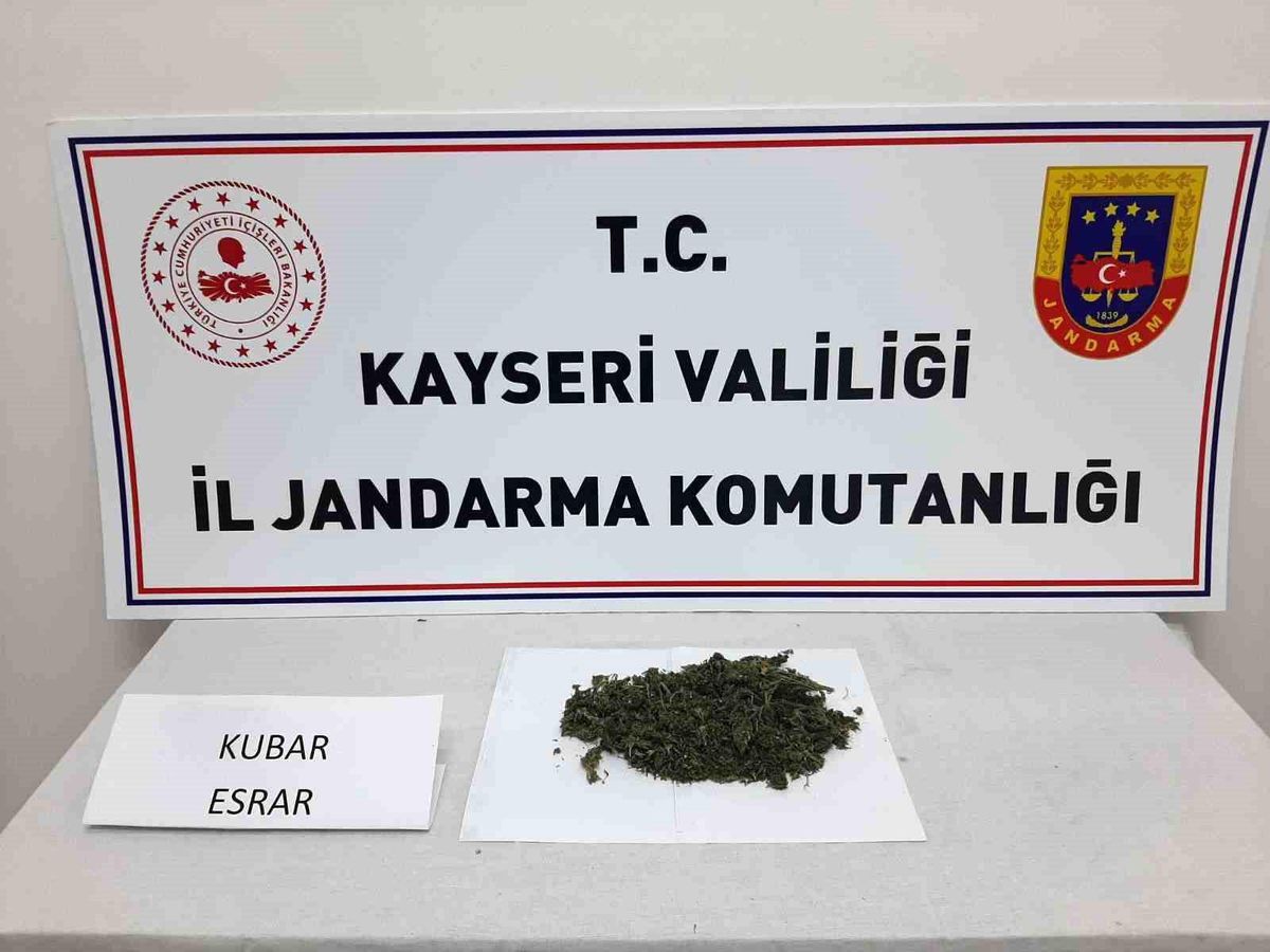 Kayseri\'de Durdurulan Araçta 102 Gram Uyuşturucu Madde Ele Geçirildi