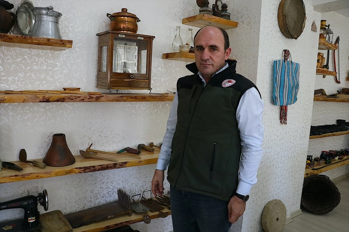 Bayburt Tarım ve Orman Müdürü Selami Ersen\'in Makam Odası Antika Eşyalarla Dolu