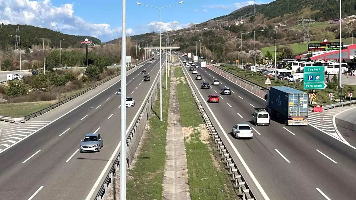 TEM Otoyolu Bolu Dağı Tüneli\'nde Bayram Tatilinde Trafik Akıcı