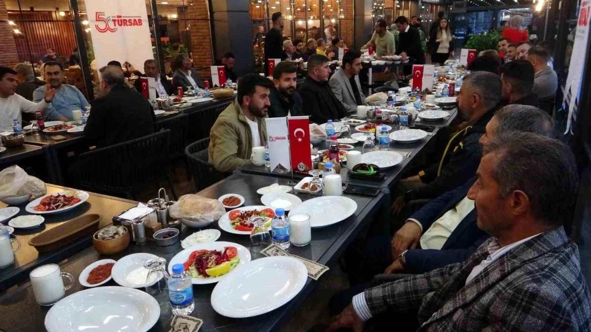 TÜRSAB Genel Başkan Yardımcısı Davut Günaydın, Van\'daki acentelerle iftarda bir araya geldi