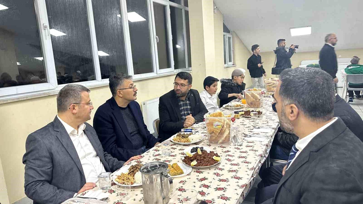 Hakkari Valisi Ali Çelik, Yüksekova\'daki öğrencileri İstanbul\'a gezi ve futbol maçına gönderecek