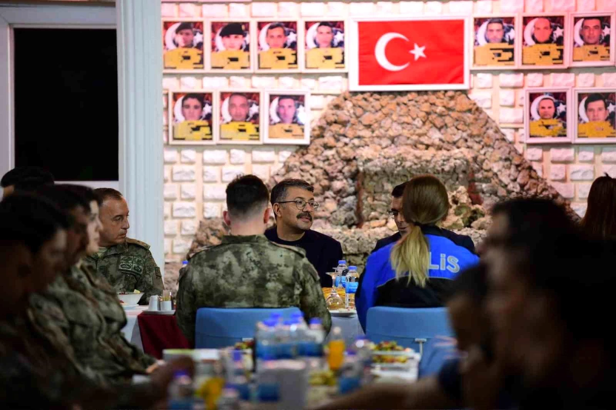 Hakkari Valisi Ali Çelik, İl Emniyet Müdürlüğü personelleri ile iftar programında bir araya geldi