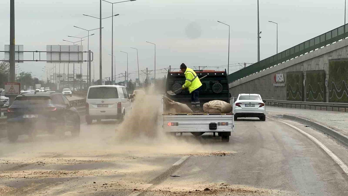 Bursa\'da TIR Kazası: Yakıt Deposu Delinen TIR Şehri Birbirine Kattı