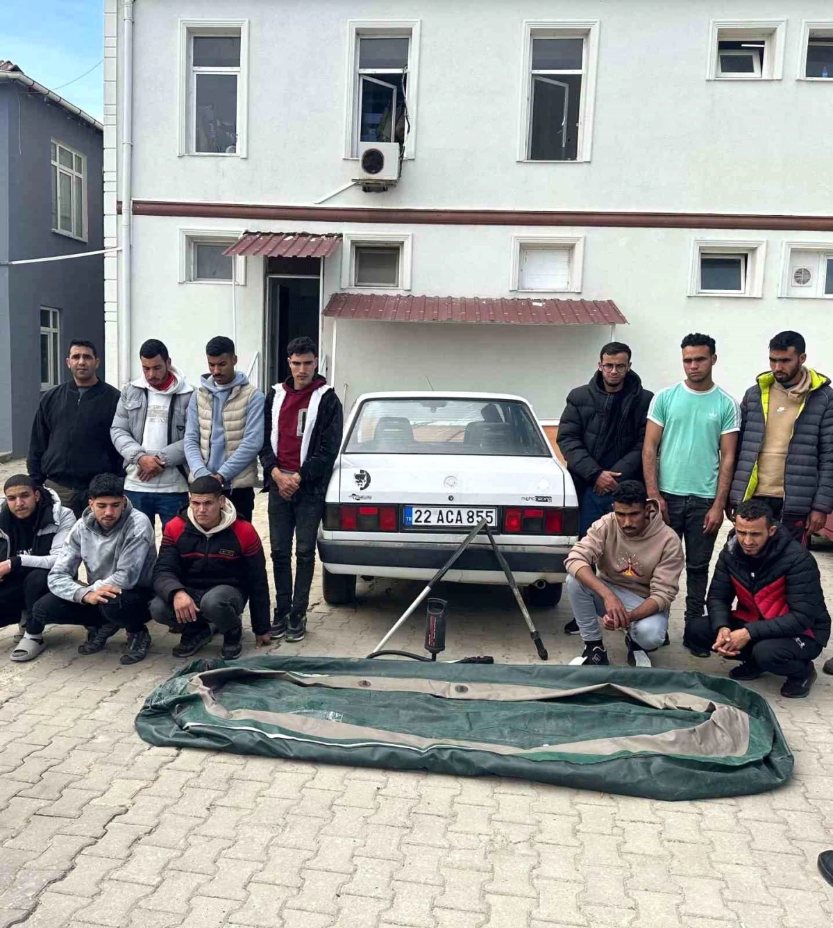 Edirne\'de 15 düzensiz göçmen yakalandı, 2 göçmen kaçakçısı gözaltına alındı
