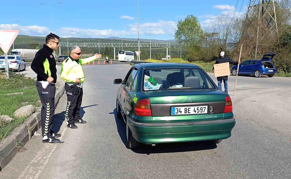 Motokurye, sürücüleri uyararak ilginç bir çalışmaya imza attı