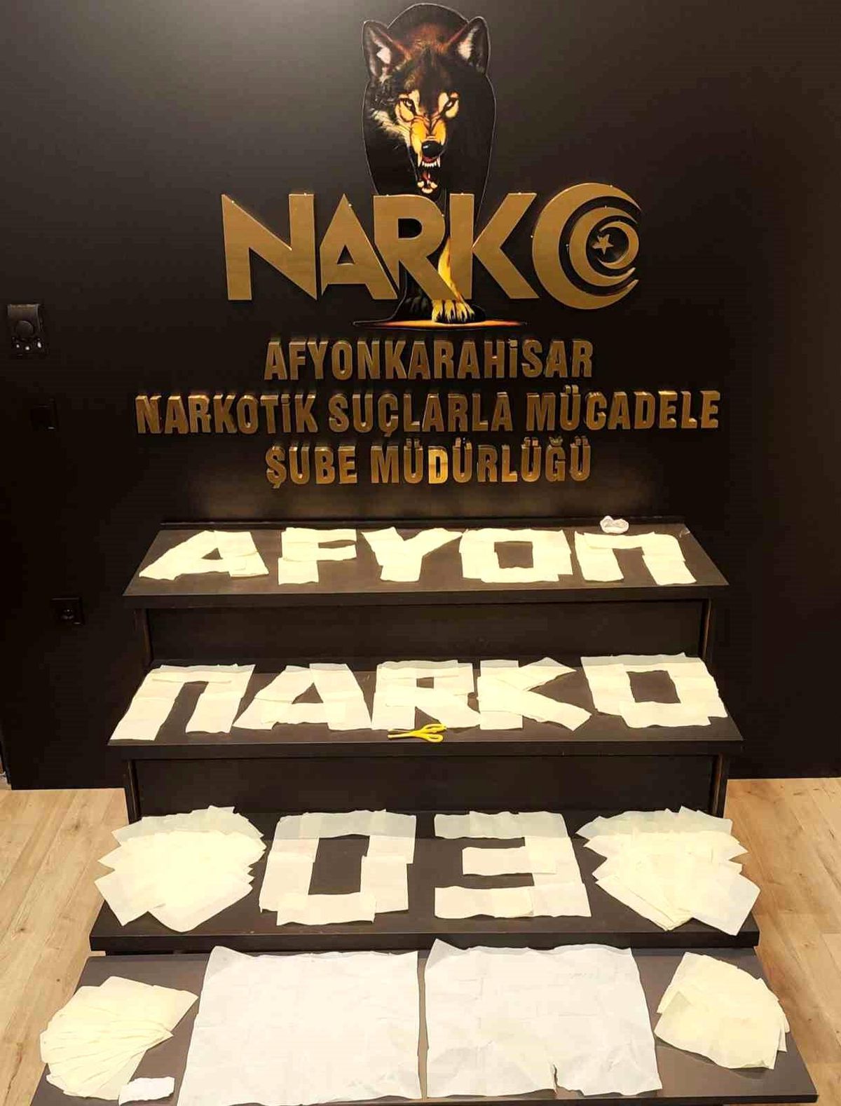 Afyonkarahisar\'da Peçetelere Gizlenmiş Uyuşturucu Operasyonu: 3 Tutuklama