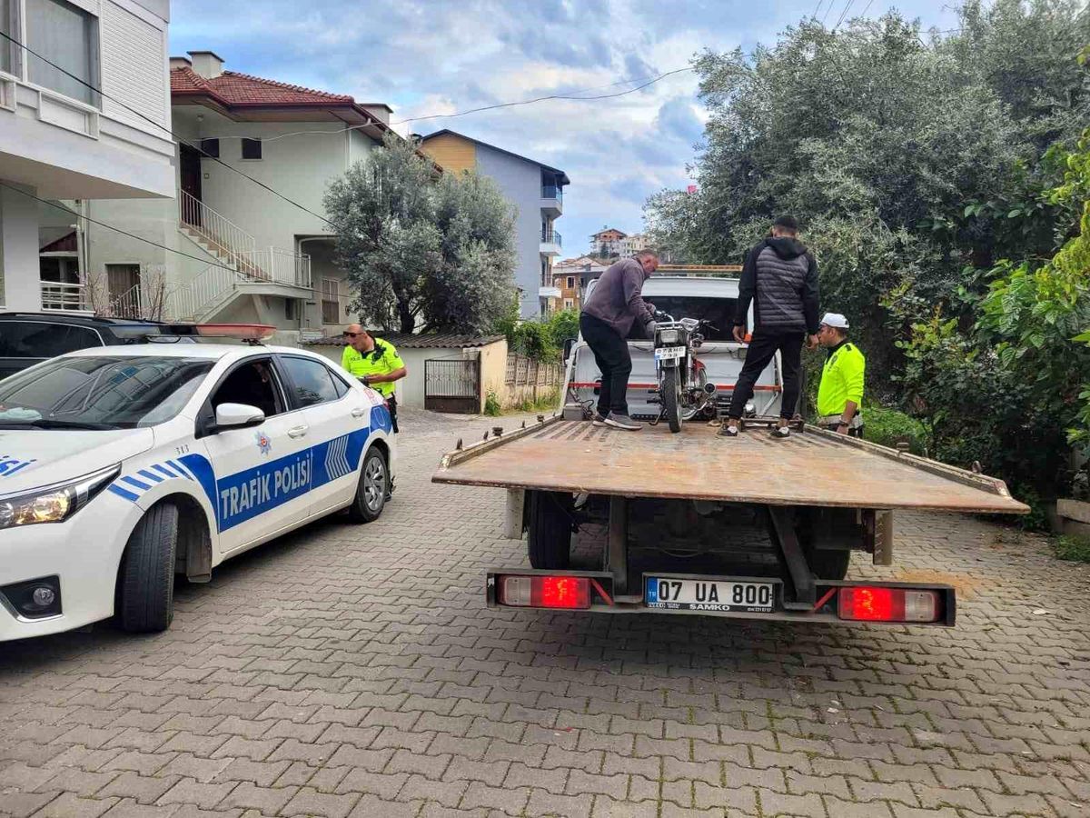 Antalya\'da 15 Yaşındaki Motosiklet Sürücüsüne 37 Bin TL Cezai İşlem Uygulandı
