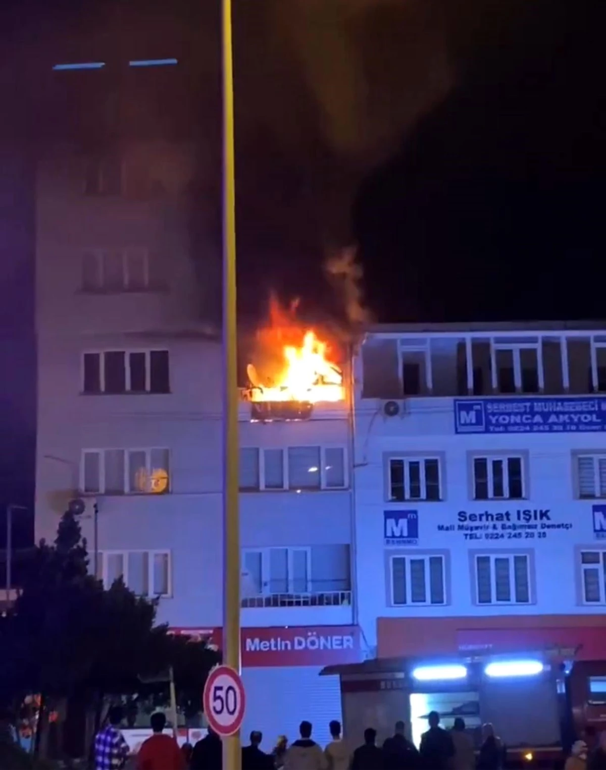 Bursa\'da İş Merkezinin Yanındaki Bina Alevlere Teslim Oldu