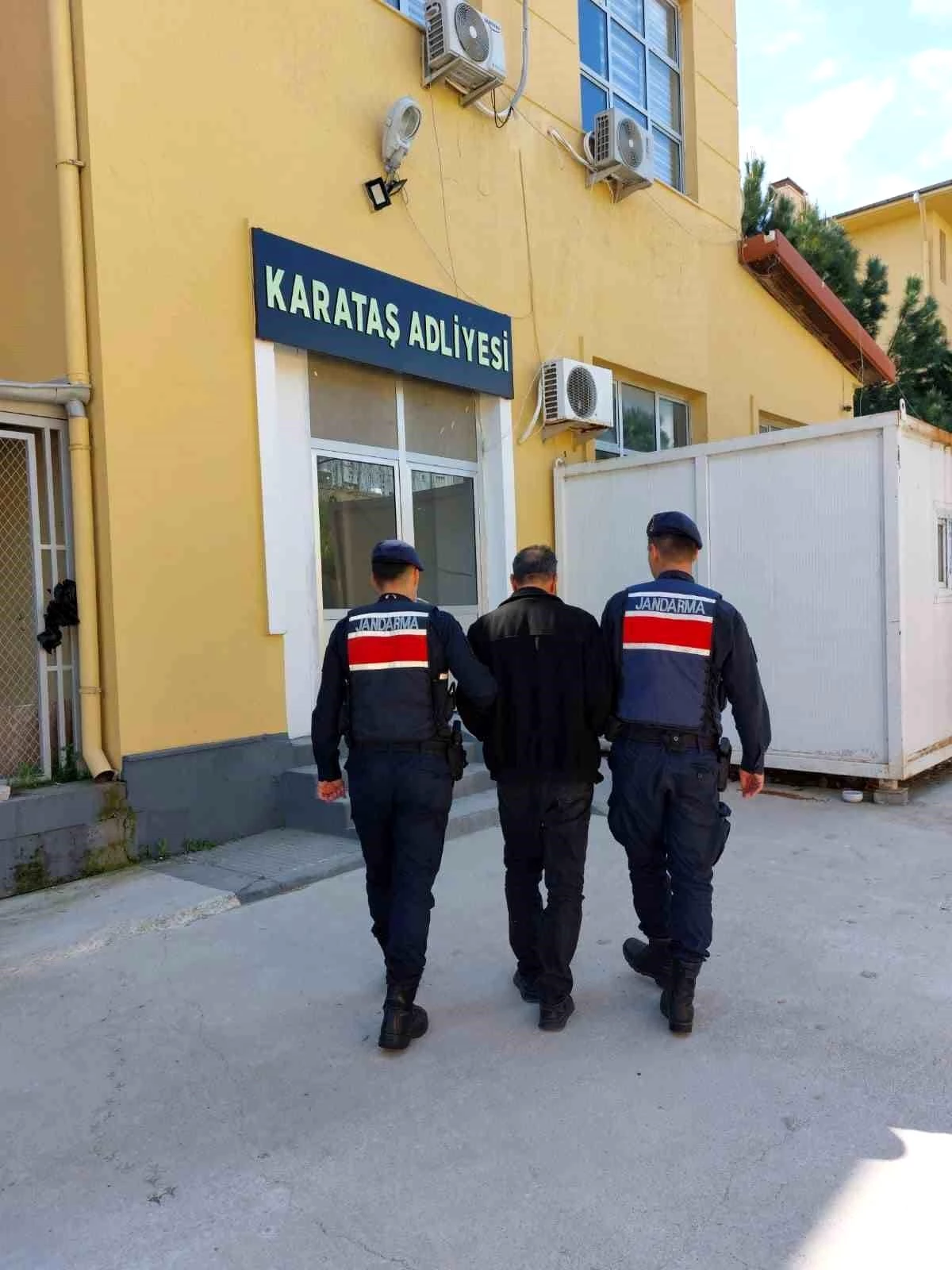 Adana\'da 27 yıl hapis cezasıyla aranan hükümlü yakalandı