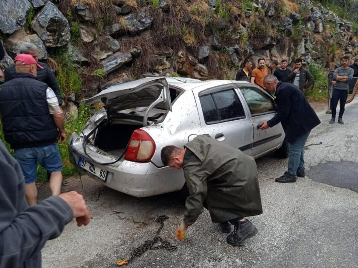 Alanya\'da şarampole yuvarlanan otomobil hurdaya döndü, sürücü yara almadan kurtuldu