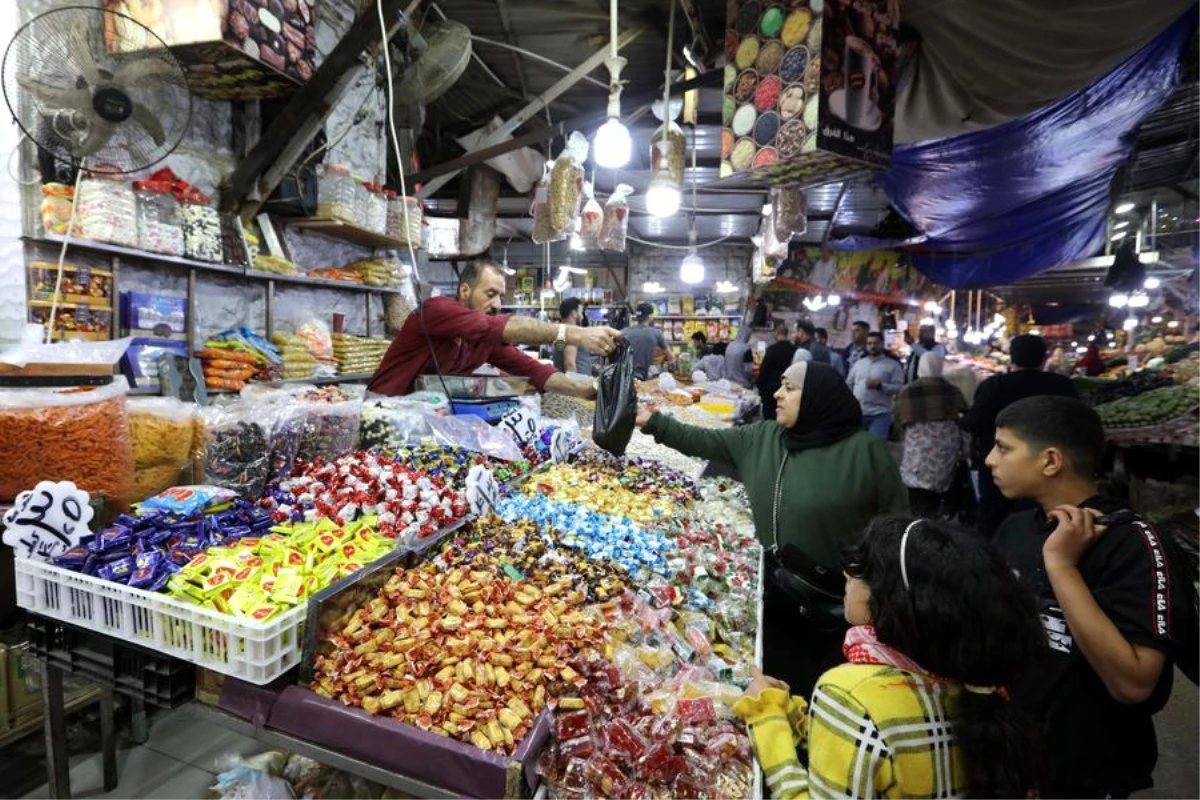 Ortadoğu ve Türkiye\'de Müslümanlar Ramazan Bayramı için alışverişe akın ediyor