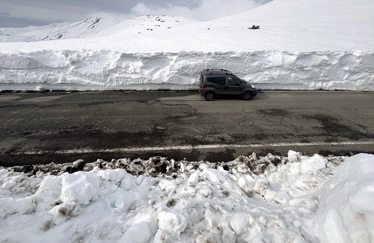 Ardahan-Ardanuç kara yolu kar ve tipi nedeniyle 4,5 ay sonra trafiğe açıldı