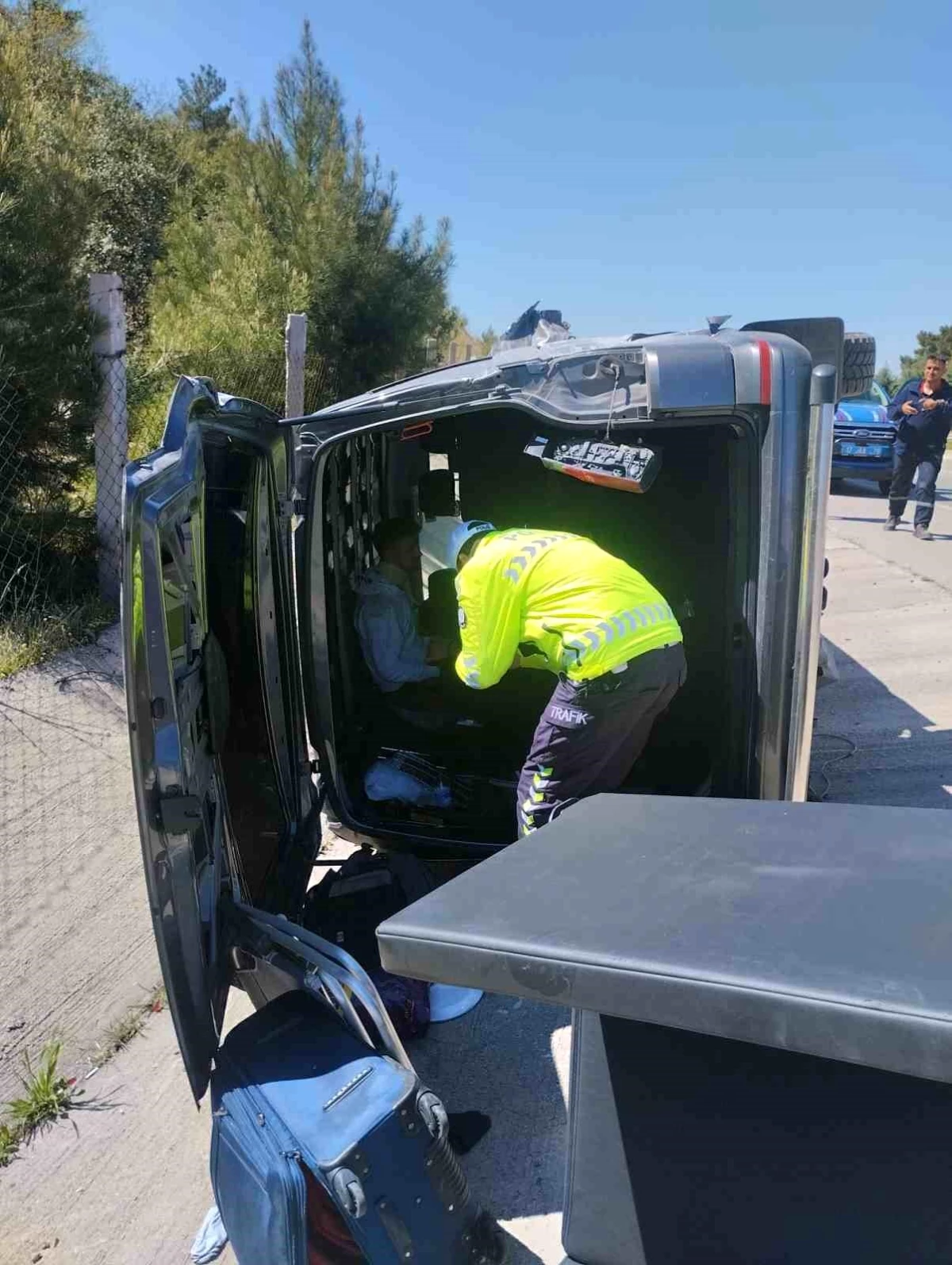 Çanakkale\'de panelvan aracın devrilmesi sonucu 2 kişi yaralandı