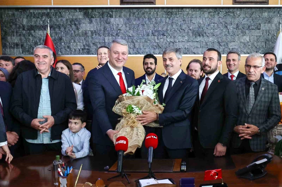 Sakarya Büyükşehir Belediye Başkanı Yusuf Alemdar, Serdivan Belediye Başkanı Osman Çelik\'e görevi teslim etti