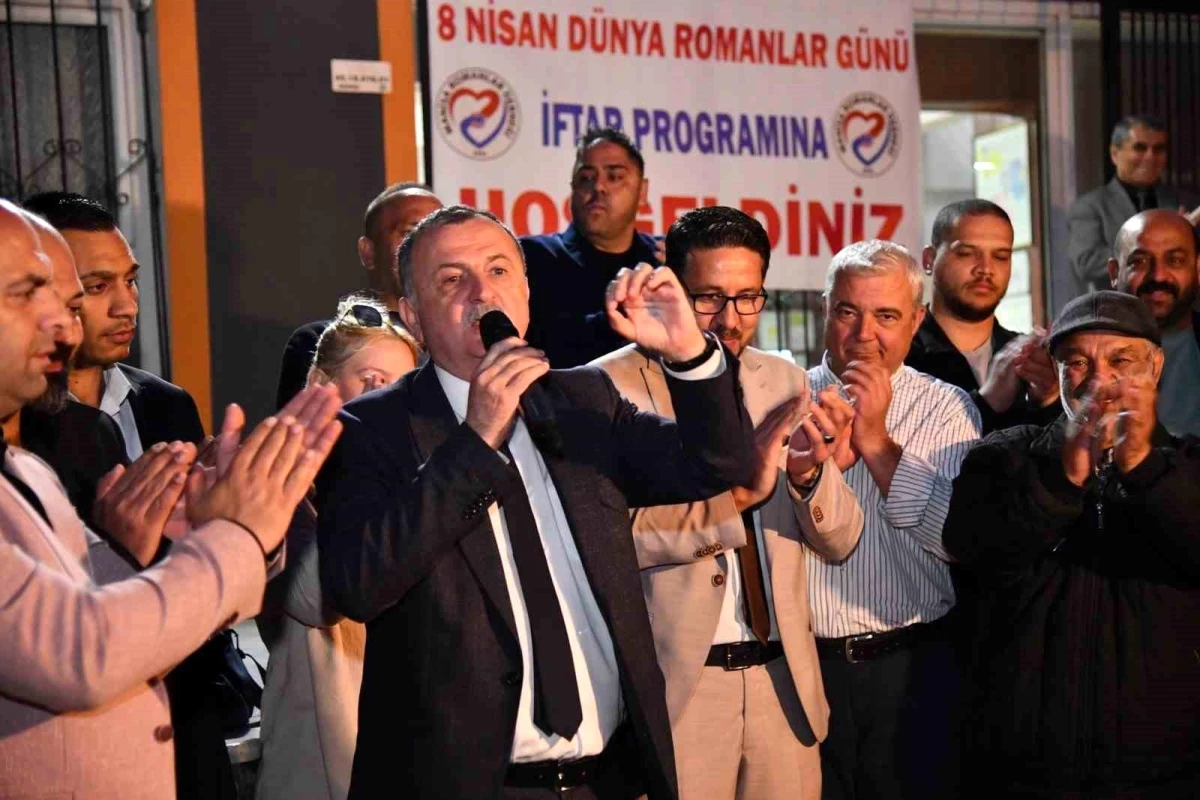 Yunusemre Belediye Başkanı Romanlar Derneği İftar Yemeğine Katıldı