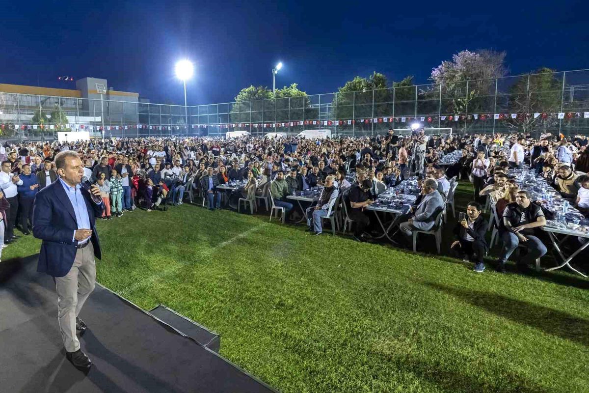 Mersin Büyükşehir Belediye Başkanı Vahap Seçer, personeli ile iftarda buluştu