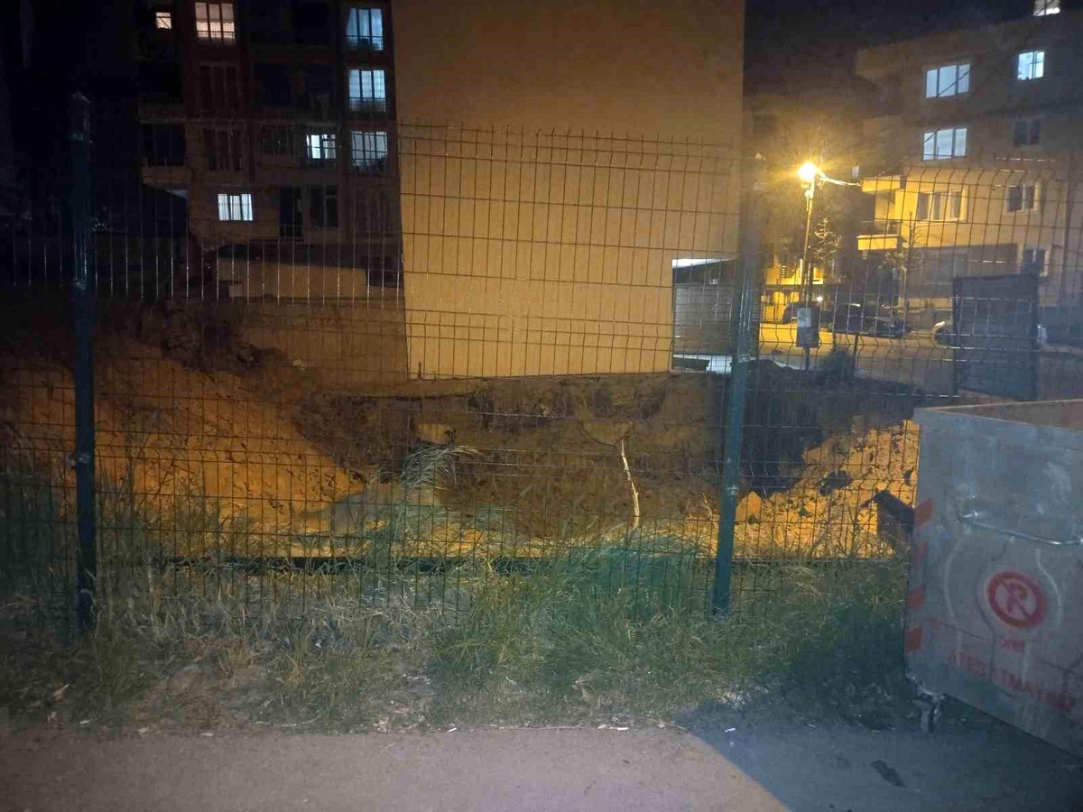 Çekmeköy\'de İnşaat Kazısı Sırasında Yan Binanın İstinat Duvarı Çöktü