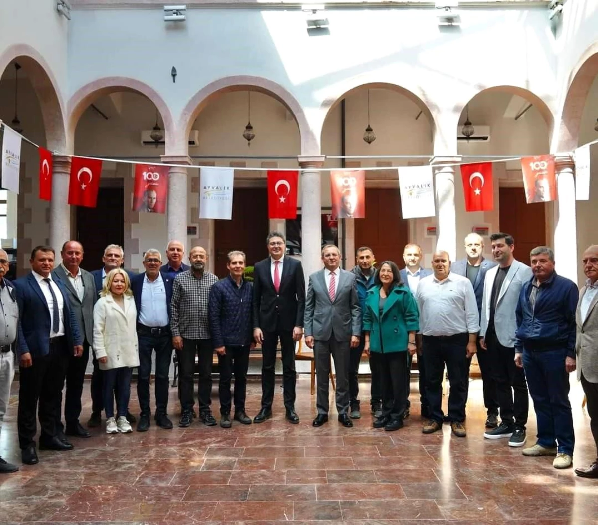 CHP Genel Başkan Yardımcısı Ensar Aytekin Ayvalık Belediye Başkanı Mesut Ergin\'i ziyaret etti
