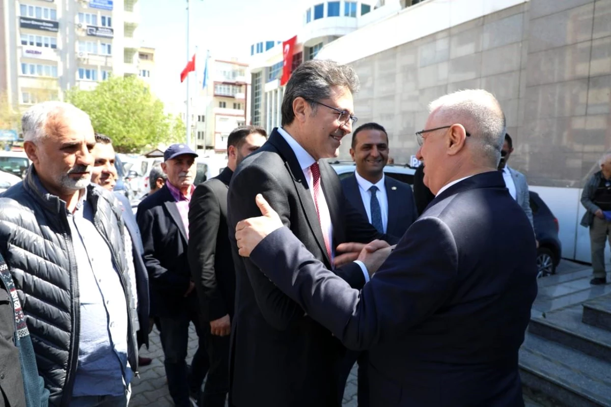CHP Genel Başkan Yardımcısı Ensar Aytekin, Edremit Belediye Başkanı Mehmet Ertaş\'a hayırlı olsun ziyaretinde bulundu