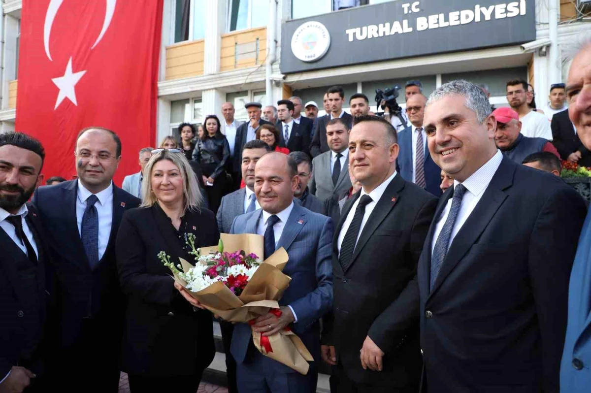 CHP Genel Başkan Yardımcısı Özgür Karabat, Turhal Belediye Başkanı Erdem Ural\'a hayırlı olsun ziyaretinde bulundu