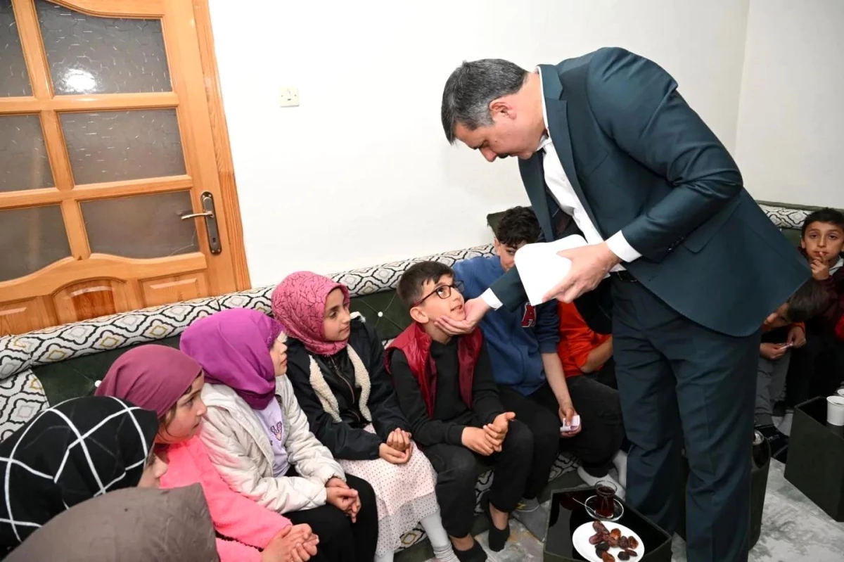 Vali Mustafa Çiftçi, çocuklarla birlikte iftar açtı
