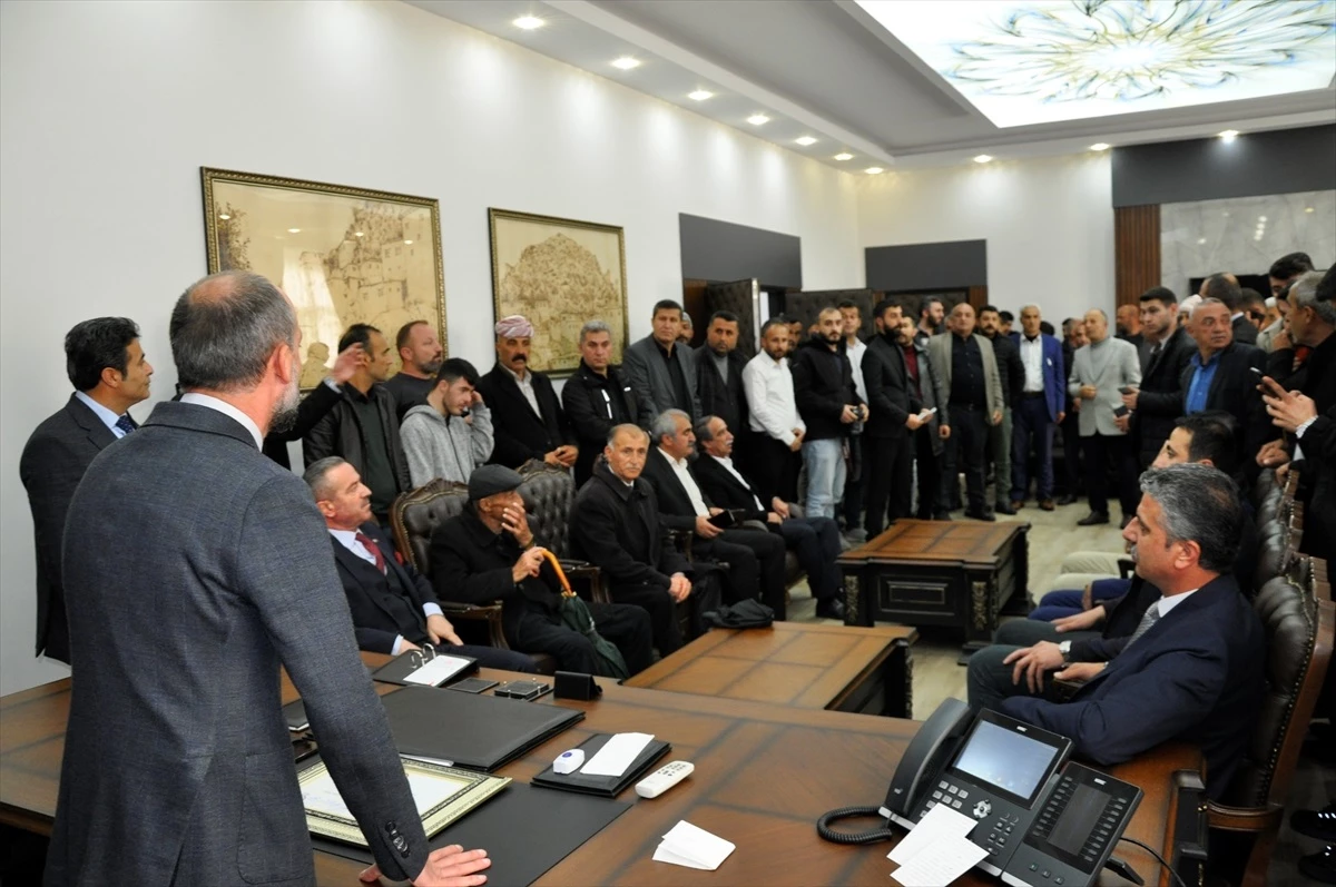AK Parti\'den Çukurca Belediye Başkanı Nazmi Demir mazbatasını aldı