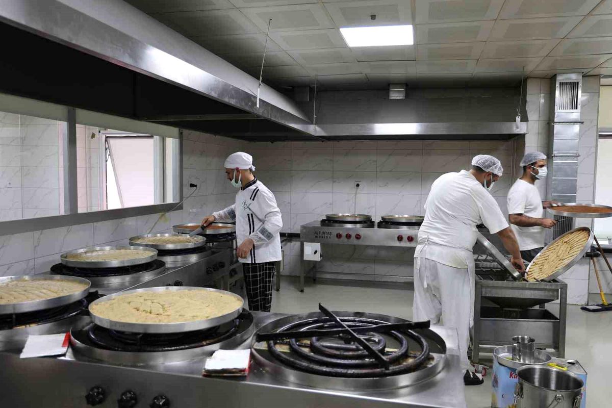Diyarbakır\'da Ramazan Bayramı öncesi tatlı üretimi yoğunlaştı